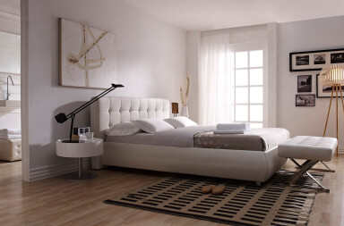 5001 - White leatherette bench